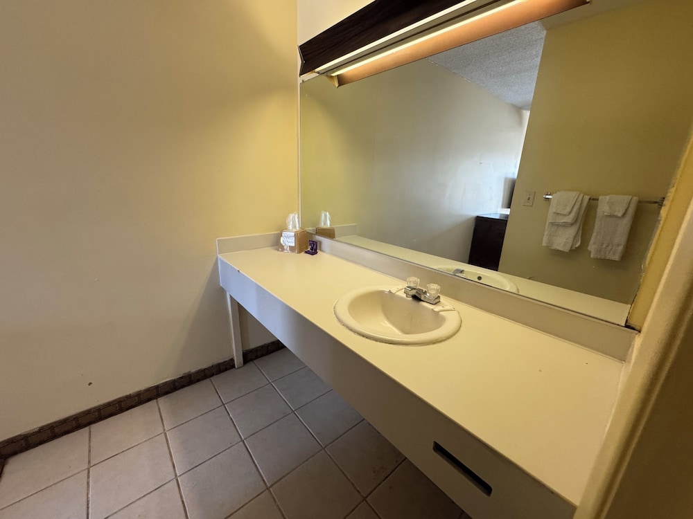 Knights Inn Selma - photo 37