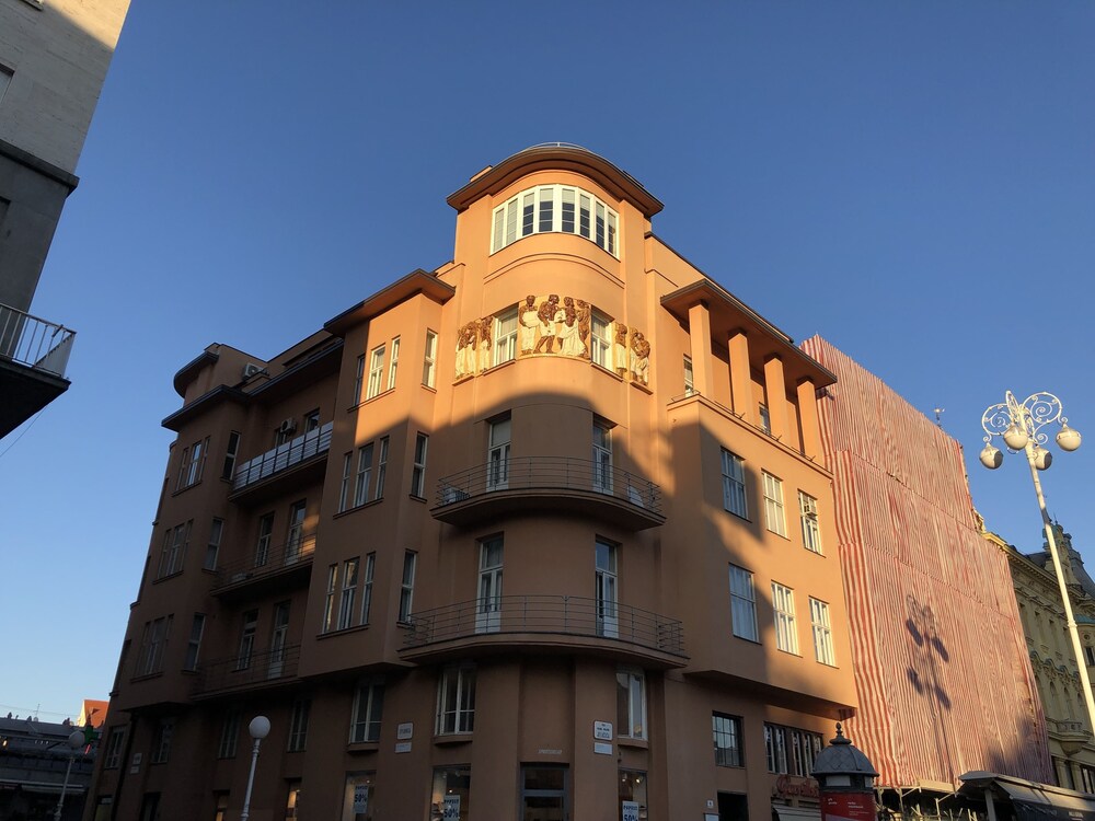 Oval Main Square Apartment — 4-Star Luxury Hotel in Zagreb, Croatia