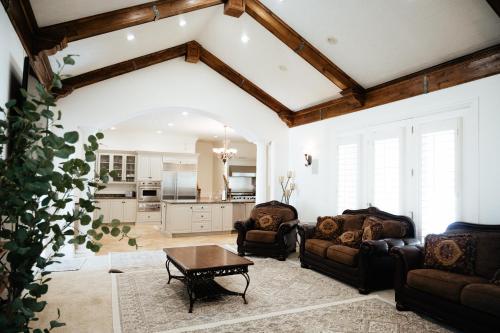 Large & Spacious Home Sleeps 23 near SLC — 4-Star Luxury Hotel in South Jordan, United States