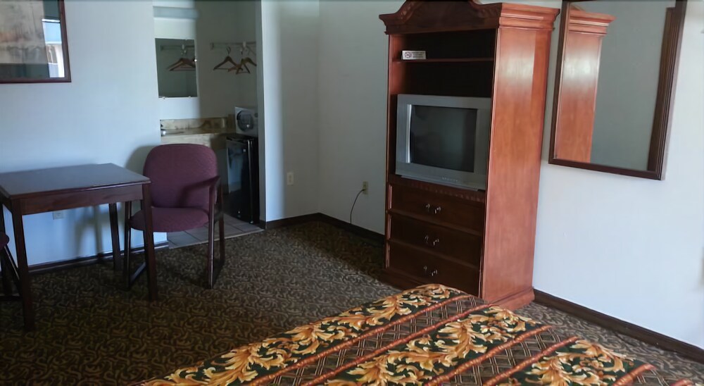 East Lake Inn - photo 6