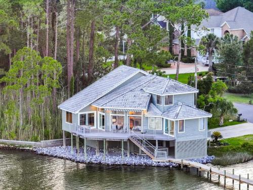 Featured On Hgtv's My Lottery Dream Home Private Dock 15 Minute Boat Ride To Crab Island 20 Minute Drive To Destin Pet Friendly — 4-Star Luxury Hotel in Niceville, United States