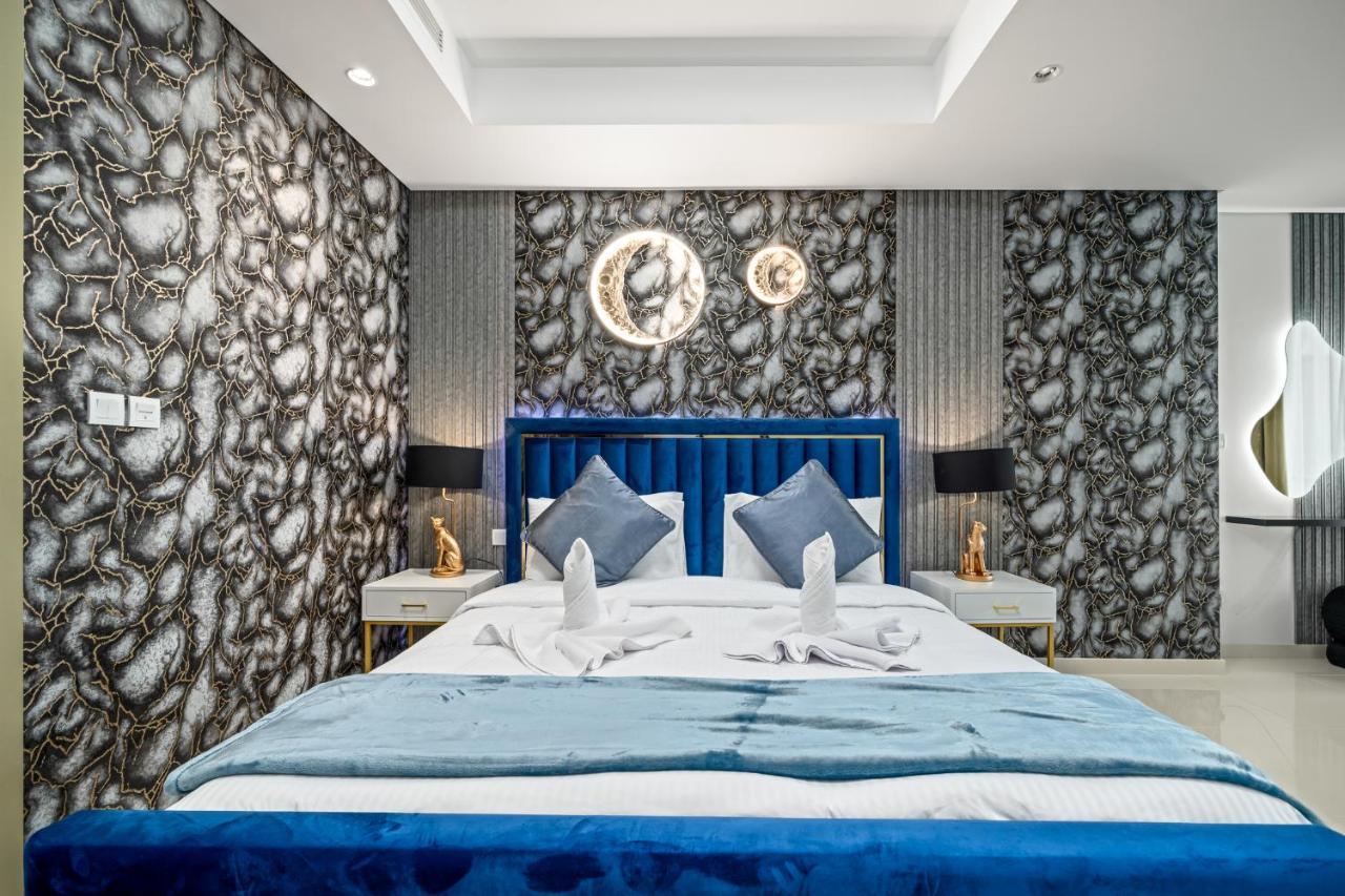 Amazing 2BR Apartment in Paramount Hotel Midtown 64th Floor Infinity Pool & Burj Khalifa Views in Dubai, United Arab Emirates