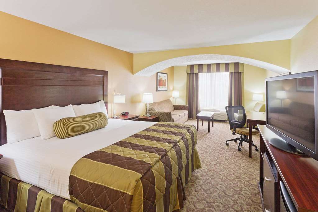 La Quinta Inn & Suites by Wyndham Minot - photo 23