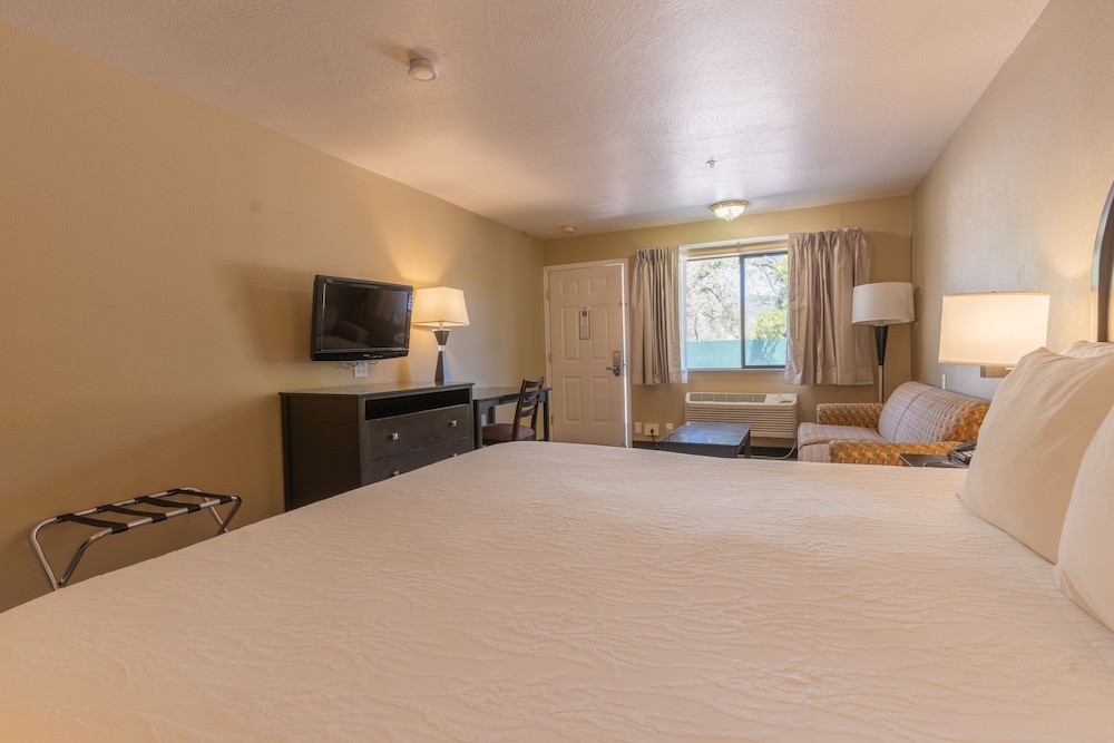 The Oakhurst Inn at Yosemite - photo 24