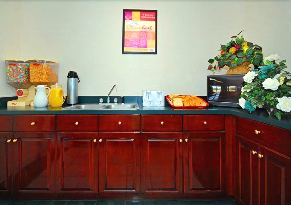 Econo Lodge Union City Atlanta South - photo 25
