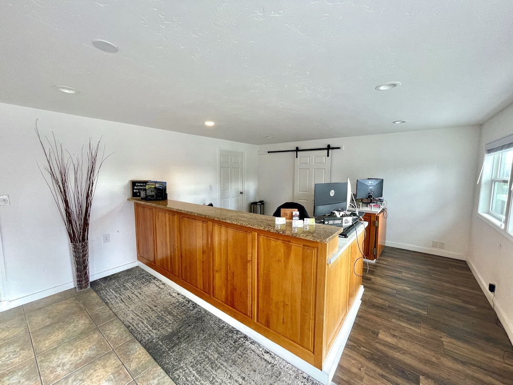 Bend Riverside Inn & Suites - photo 3