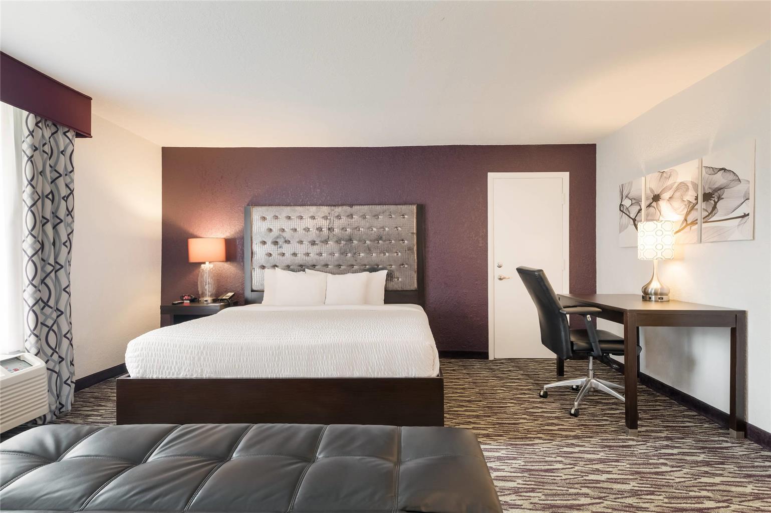 Clarion Inn & Suites Across From Universal Orlando Resort - photo 12