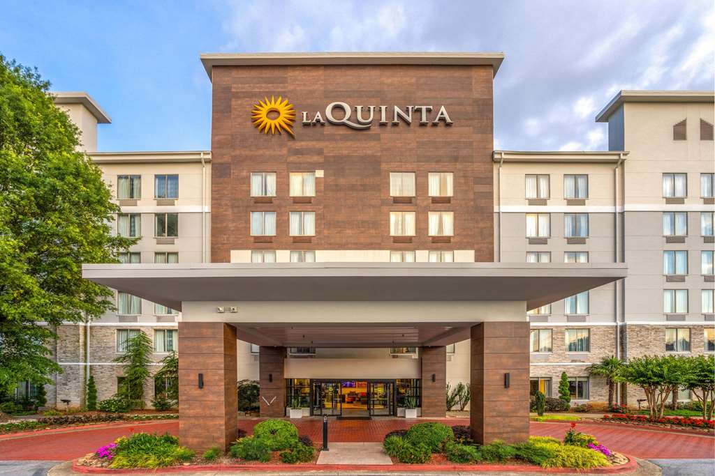 La Quinta Inn & Suites by Wyndham Atlanta Airport North - photo 3