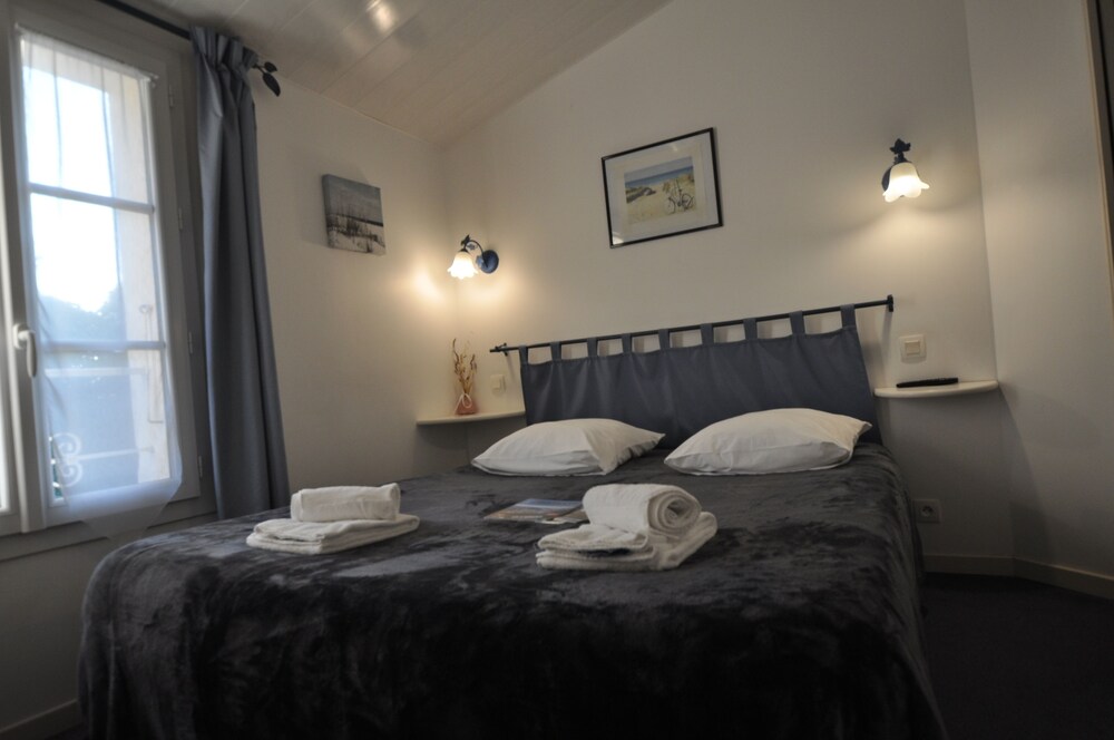 Hotel Restaurant L Emeraude — Ars En Re