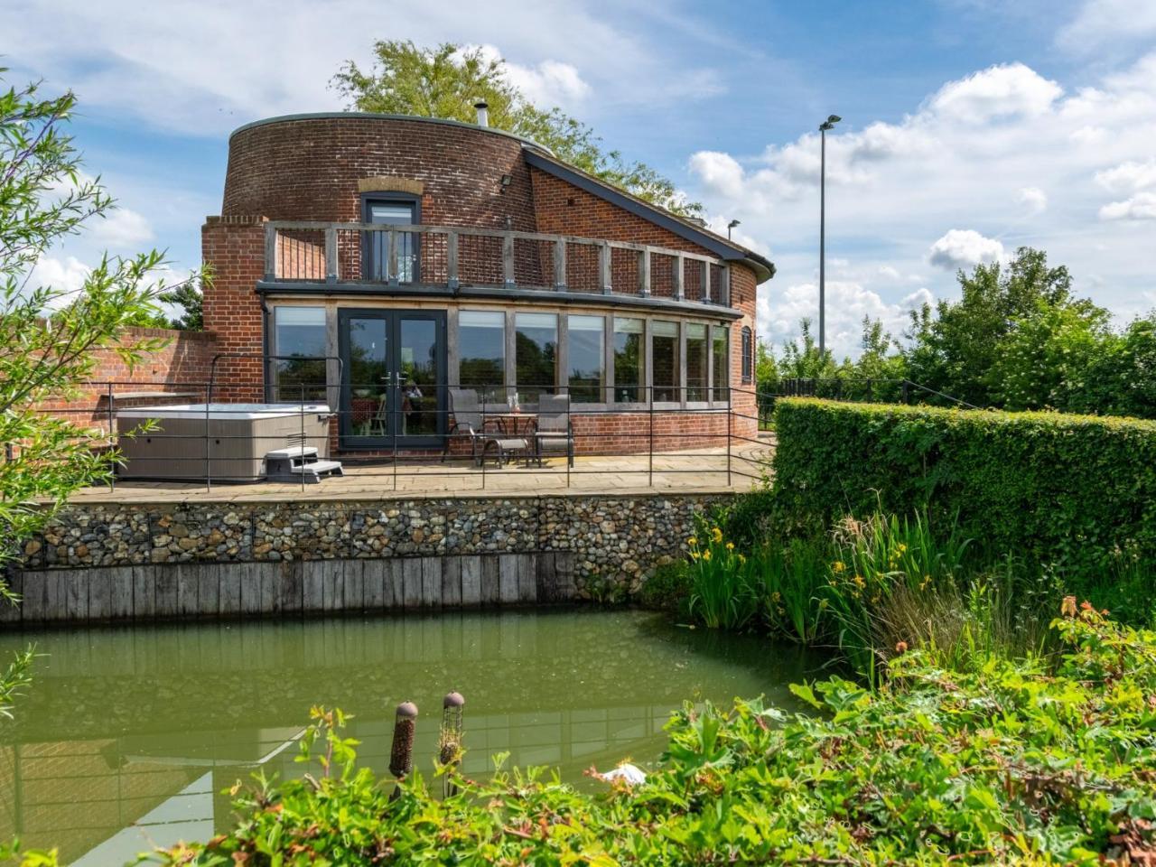 1 Bed in Debenham 54411 pet-friendly hotel Debenham