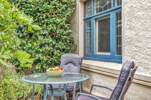 'The Nook' Peaceful Toorak Gardens Retro Cottage — 4-Star Luxury Hotel in Adelaide, Australia