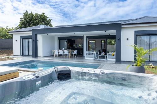 Villa CANELLE FWI 4 Étoiles piscine jacuzzi beach surf — 4-Star Luxury Hotel in Le Moule, Guadeloupe
