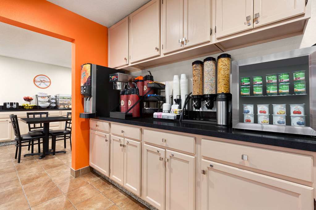 Howard Johnson by Wyndham Waterloo Cedar Falls - photo 40
