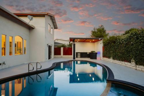 Designer Dream Pool and spa Game Room Sleeps 10 in Los Angeles, United States