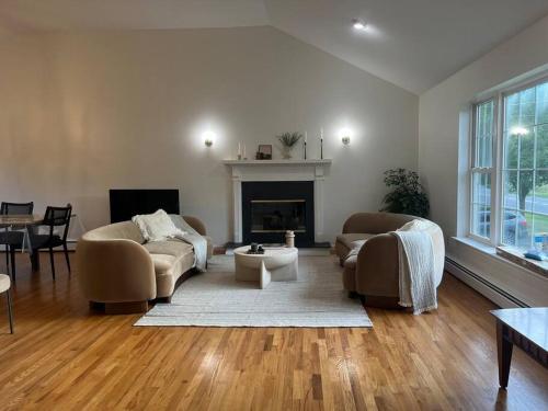 Cozy Beautiful Pondside Luxurious Retreat — Monroe