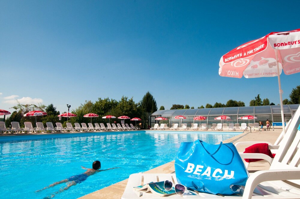 Camping Le Village Parisien — 4-Star Luxury Hotel in Varreddes, France