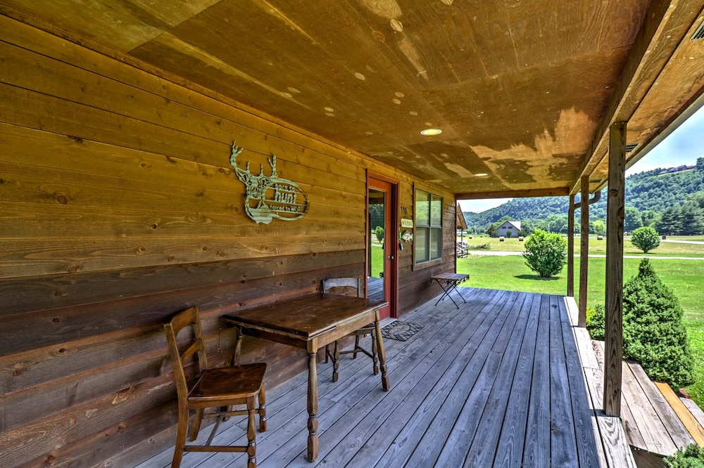 Dream Valley Mountain View Cabin with Covered Porch — 4-Star Luxury Hotel in Mountain View, United States