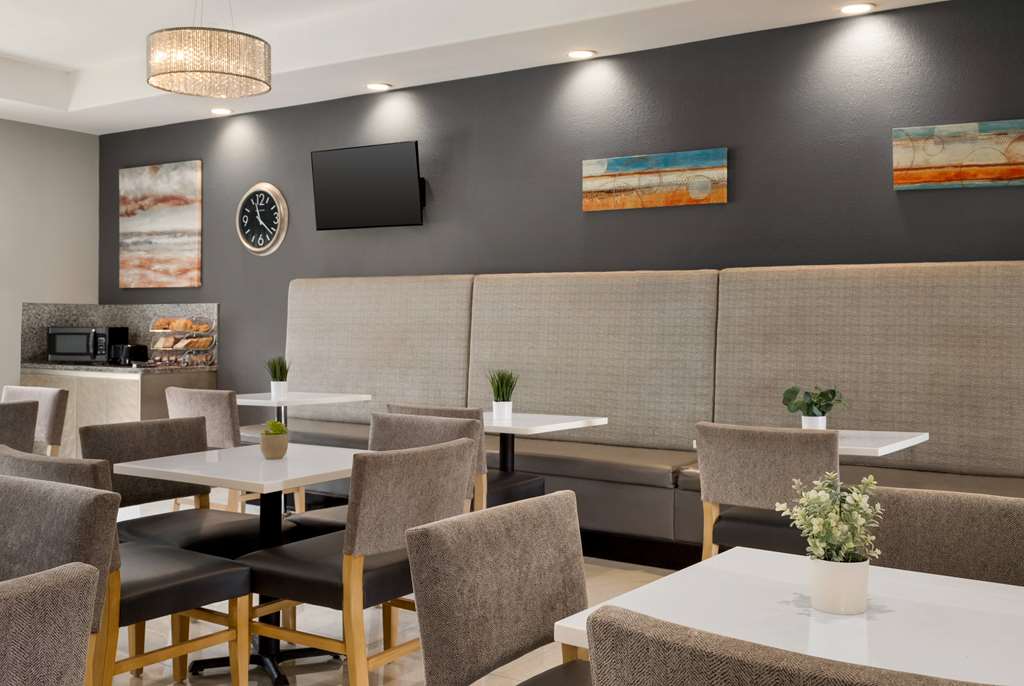 La Quinta Inn & Suites by Wyndham Brownsville North - photo 62