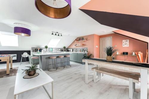 The Glasgow Rose Stylish Penthouse 2 Bed City Centre Apartment with Free Parking & Lift — 4-Star Luxury Hotel in Glasgow, United Kingdom