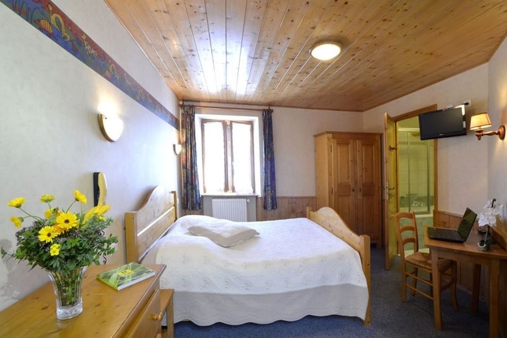 Logis Hotel Les Bruyères — hotel in Divonne-Les-Bains