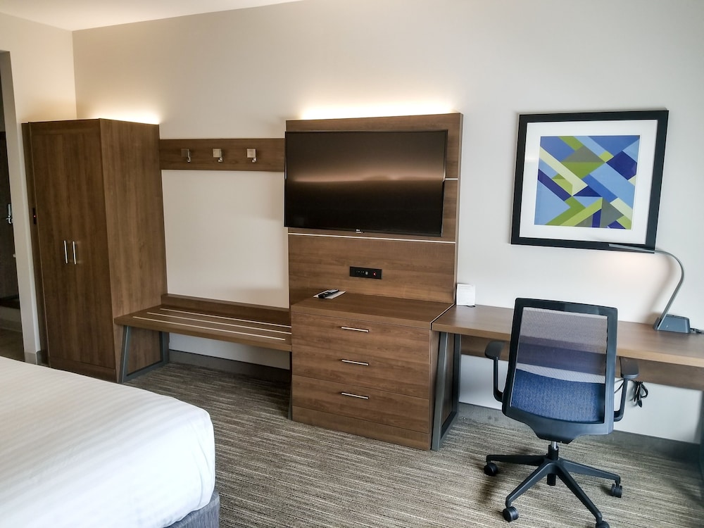 Holiday Inn Express & Suites Charlotte NE University Area by IHG - photo 10