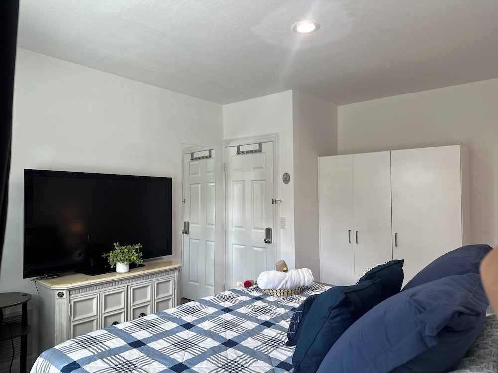 Cozy Private Bedrooms Kitchen Wifi - photo 21