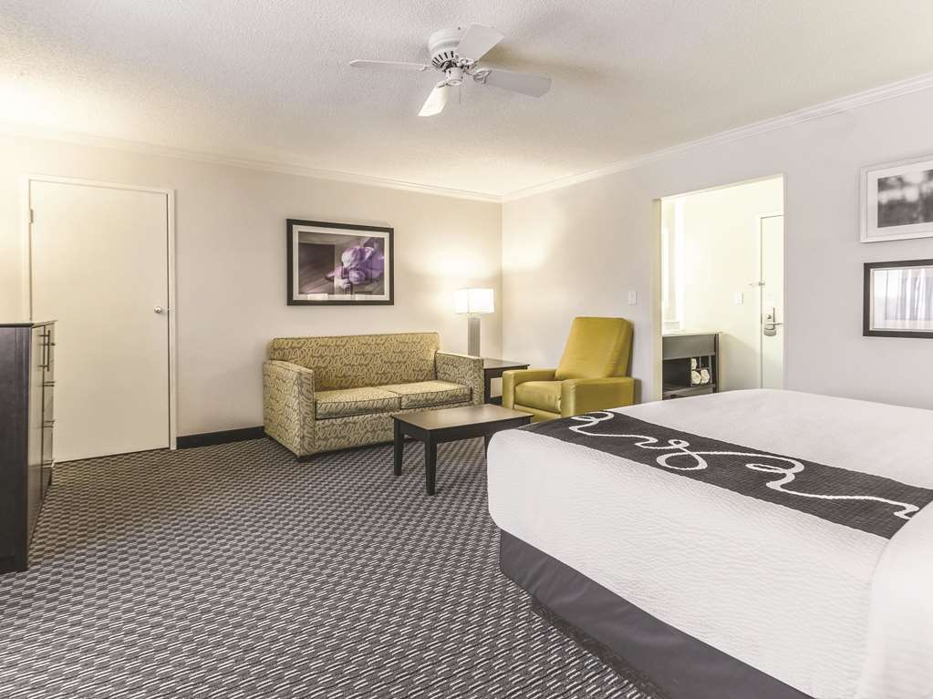 La Quinta Inn & Suites by Wyndham Cleveland Airport North - photo 30