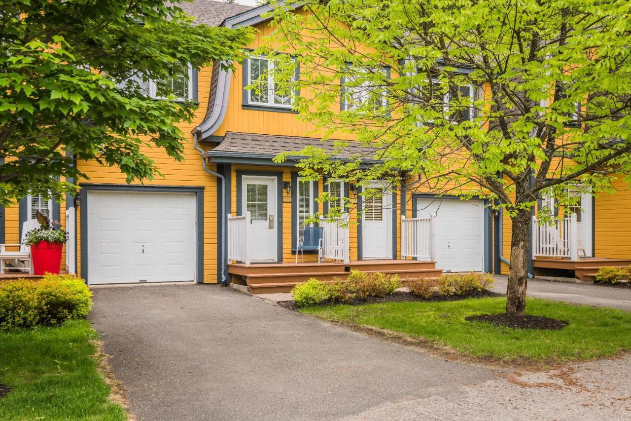 Townhouse With Free Shuttle To Tremblant Resort — 4-Star Luxury Hotel in Mont-Tremblant, Canada