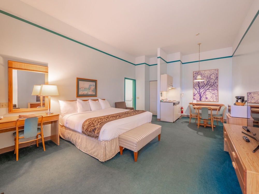 Cedars Inn Hotel & Convention Center — Gibsons — photo 5