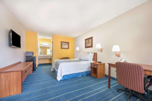 Days Inn by Wyndham Bryan College Station - photo 16