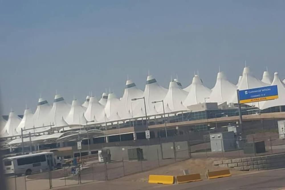 Dia Layover - carbon neutral hotel in Denver