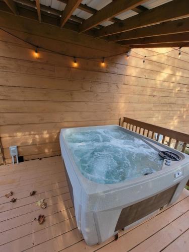 Willow Heights Lodge By Avada Properties — 4-Star Luxury Hotel in Sevierville, United States