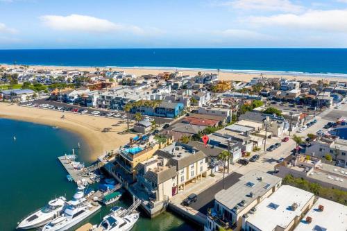 Walk on the Ocean Wake up to Beautiful Bay Views in Newport Beach, United States