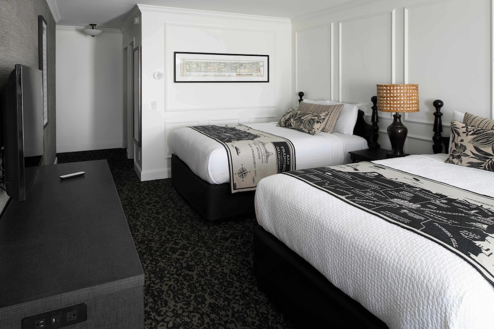 Cow Hollow Inn & Suites - photo 11