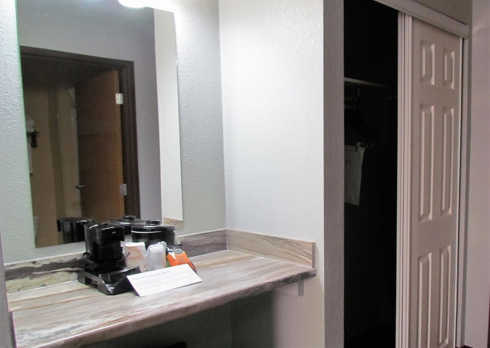 Oak Hill Inn & Suites - photo 45