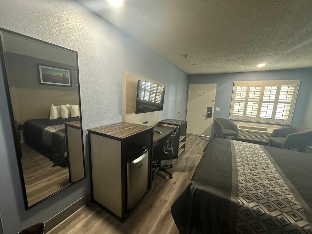 Orange Tustin Inn - photo 14