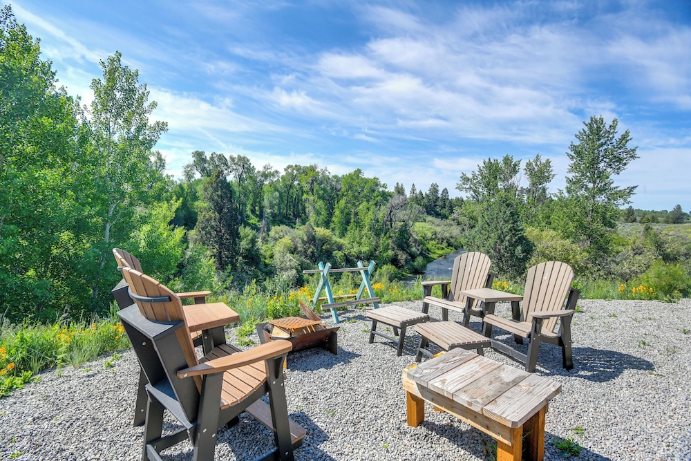 Teton Mtn Views Peaceful Riverfront Cabin 21591464 — Ashton