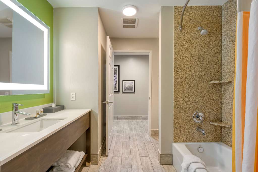 La Quinta Inn & Suites by Wyndham Visalia Sequoia Gateway - photo 30