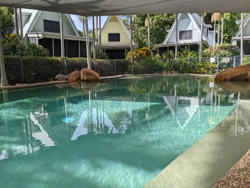 Canopy 5 Chalet — 4-Star Luxury Hotel in Nelly Bay, Australia
