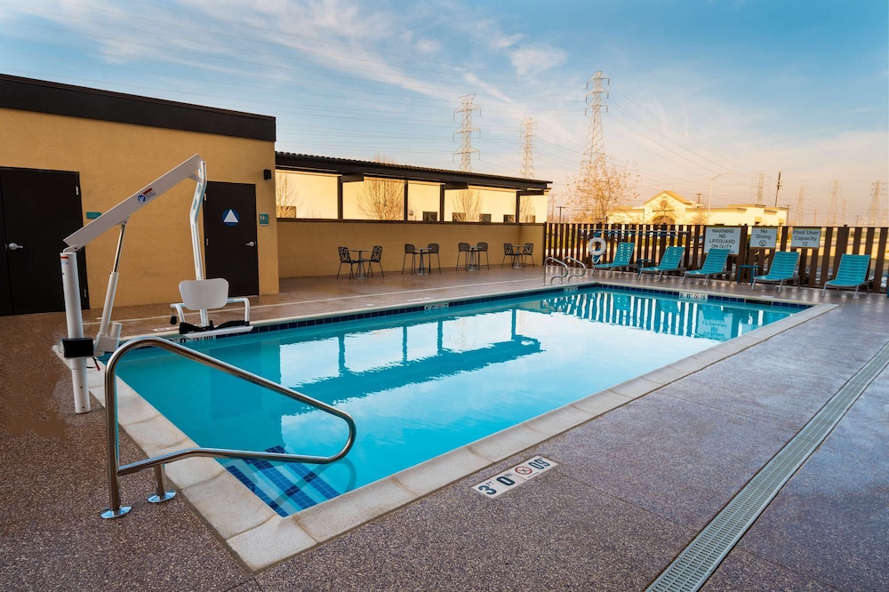 Home2 Suites by Hilton Bakersfield - photo 46