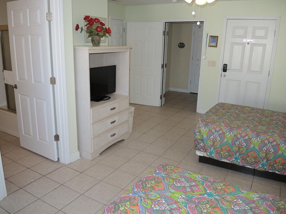 Golf Resort Villa 2607 with Family Friendly Outdoor Pools Onsite by RedAwning - photo 8