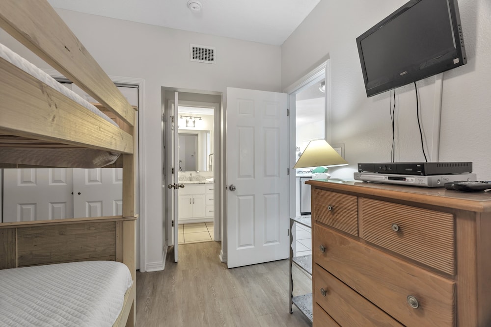 Stunning Oceanfront Condo with Resort Amenities condo - photo 4