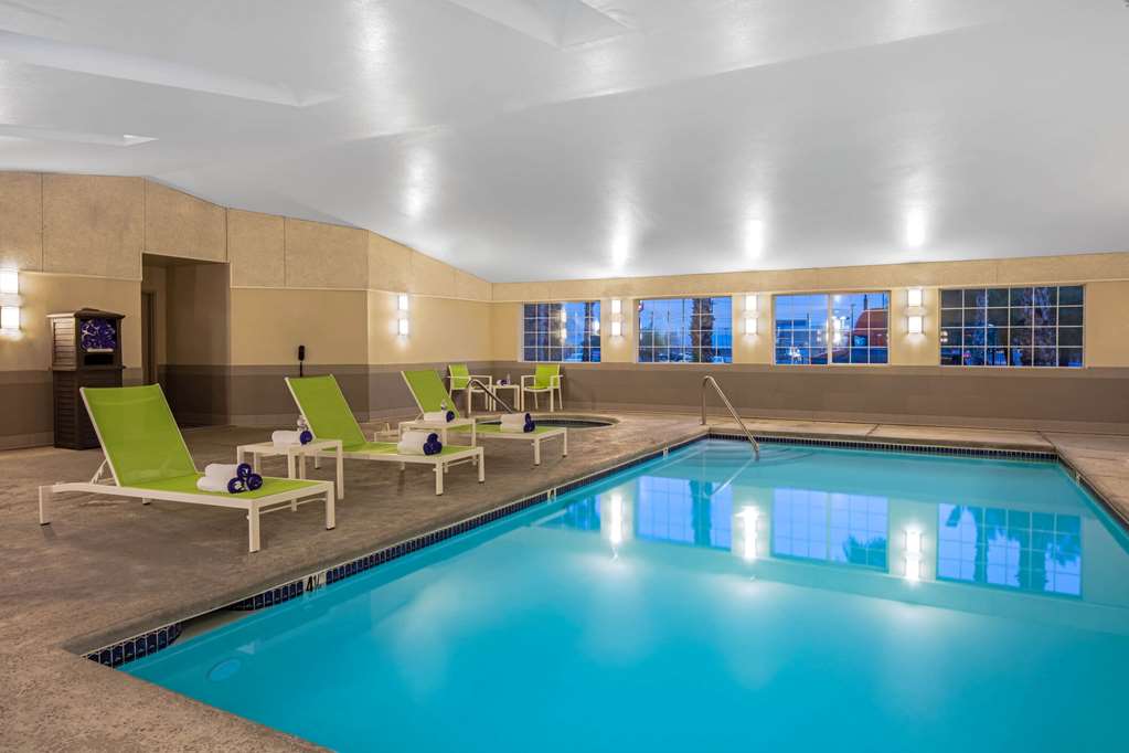 La Quinta Inn & Suites by Wyndham Las Vegas Nellis - photo 6