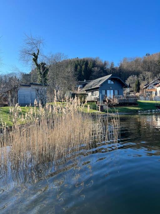 Exklusives Seehaus LAKEHOUSE in Bestlage mit privaten Sandstrand und eigenem Boot und SUP — 4-Star Luxury Hotel in Obertrum Am See, Austria
