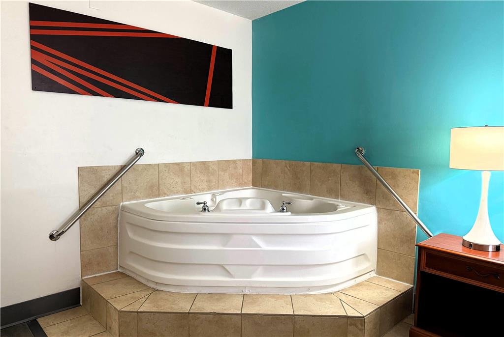 Howard Johnson by Wyndham Evansville East - photo 21