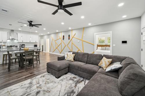 Centrally Located Home in Atlanta 10 Mins from GA Aquarium Mercedes Benz Stadium & Much More — 4-Star Luxury Hotel in Atlanta, United States