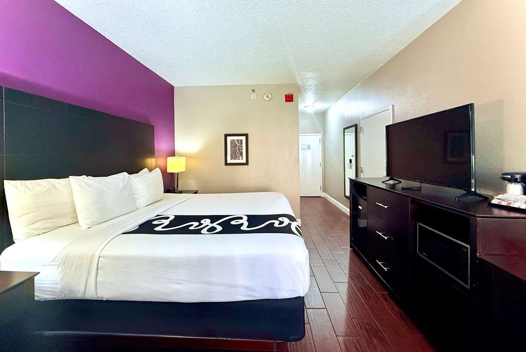 La Quinta Inn & Suites by Wyndham Orlando Universal area - photo 31