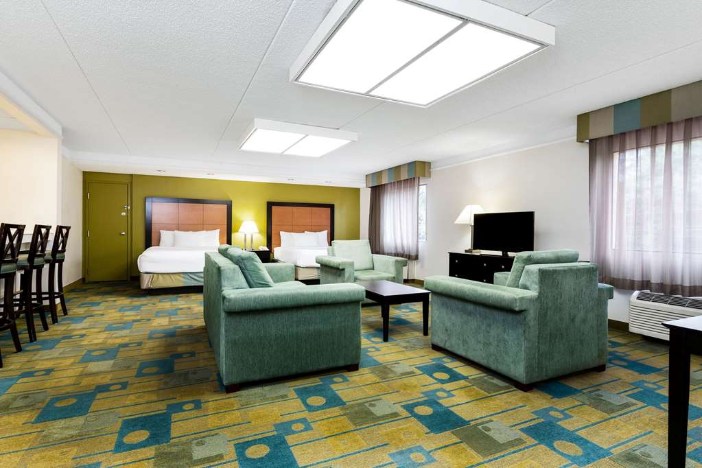 La Quinta Inn & Suites by Wyndham St. Pete Clearwater Airpt - photo 46