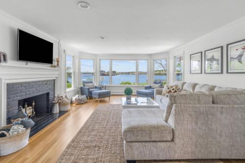 Stunning Waterfront Home with Hot Tub Deck Fire Pits and Office — 4-Star Luxury Hotel in Dennis, United States