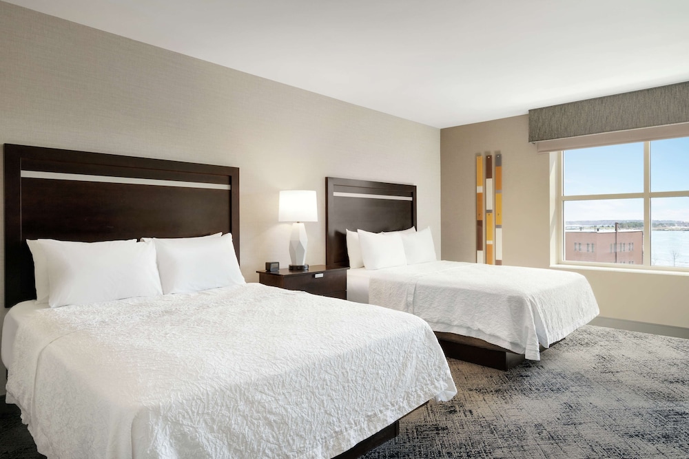 Hampton Inn Portland Downtown Waterfront - photo 4